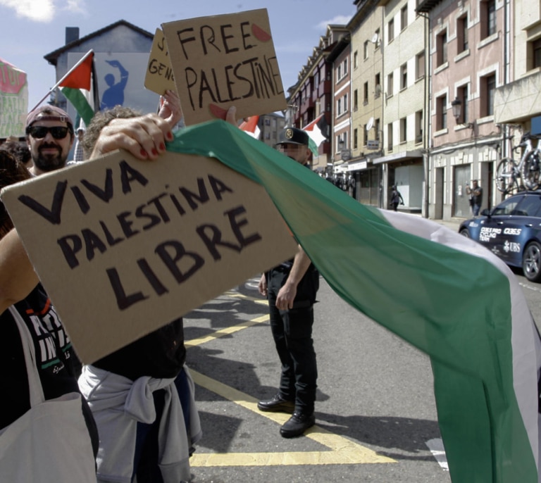 Una nueva protesta pro Palestina interrumpe La Vuelta antes de la ascensión al Angliru