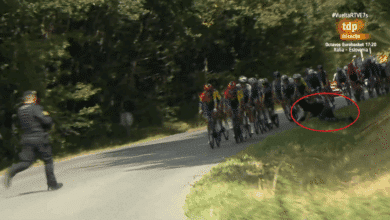 Un manifestante pro-Palestina provoca la caída de dos ciclistas en la Vuelta a España