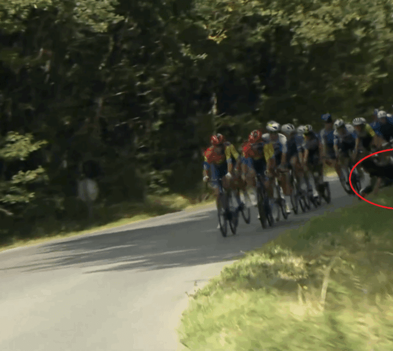 Un manifestante pro-Palestina provoca la caída de dos ciclistas en la Vuelta a España