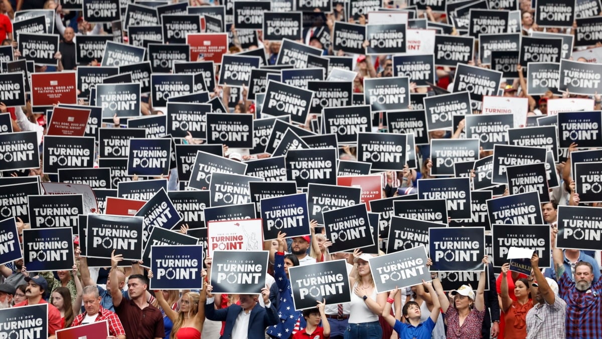 Decenas de miles de personas asisten al 'funeral de Estado' por Charlie Kirk en Arizona