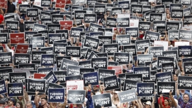 Decenas de miles de personas asisten al 'funeral de Estado' por Charlie Kirk en Arizona