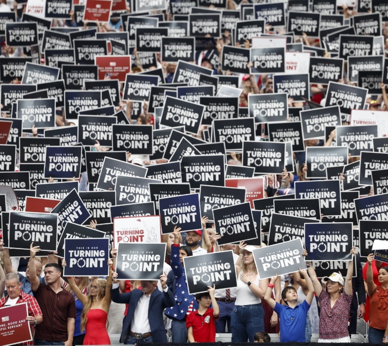 Decenas de miles de personas asisten al 'funeral de Estado' por Charlie Kirk en Arizona
