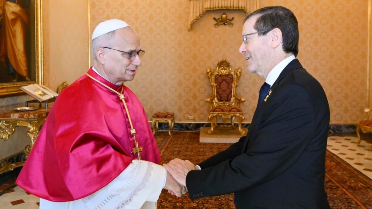 León XIV marca distancias con Francisco y recibe al presidente de Israel en el Vaticano