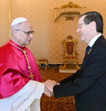 León XIV marca distancias con Francisco y recibe al presidente de Israel [...]