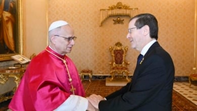 León XIV marca distancias con Francisco y recibe al presidente de Israel en el Vaticano