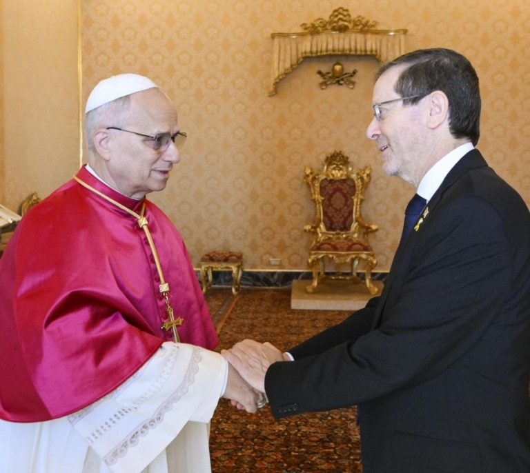León XIV marca distancias con Francisco y recibe al presidente de Israel en el Vaticano