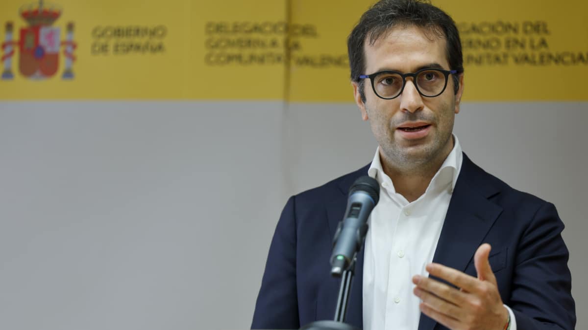GRAFCVA9309. VALENCIA, 17/09/2025.- El ministro de Economía, Comercio y Empresa, Carlos Cuerpo, durante la rueda de prensa ofrecida este miércoles tras la Conferencia Sectorial de Comercio (Consejo Interterritorial de Internacionalización) para analizar con las Comunidades Autónomas la situación del comercio internacional tras la declaración conjunta del mes pasado y el acuerdo arancelario entre la UE y EEUU. EFE/Ana Escobar