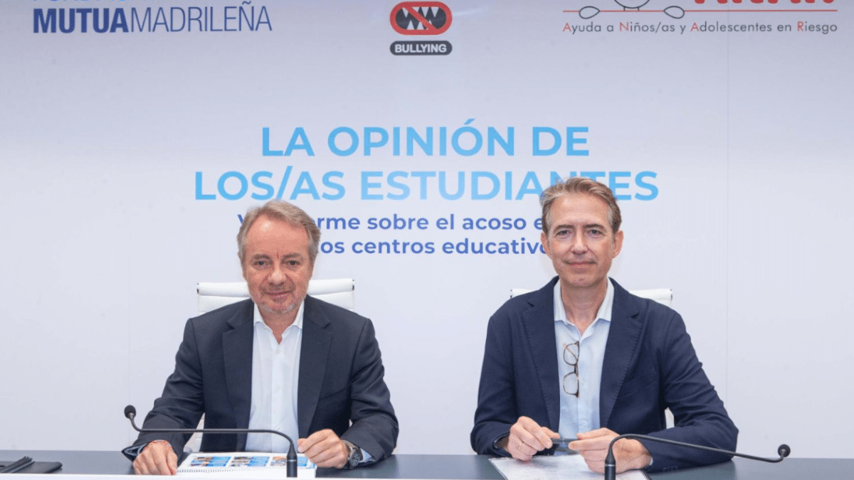 Lorenzo Cooklin, director general de la Fundación Mutua Madrileña, Benjamín Ballesteros, director técnico y portavoz de ANAR, durante la presentación del informe.