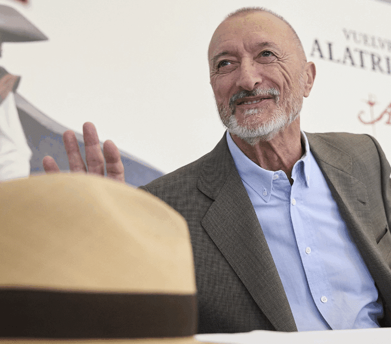 Un Pérez-Reverte de extremo centro vende su Alatriste para todos: "Tiene lo mejor y lo peor de los españoles"
