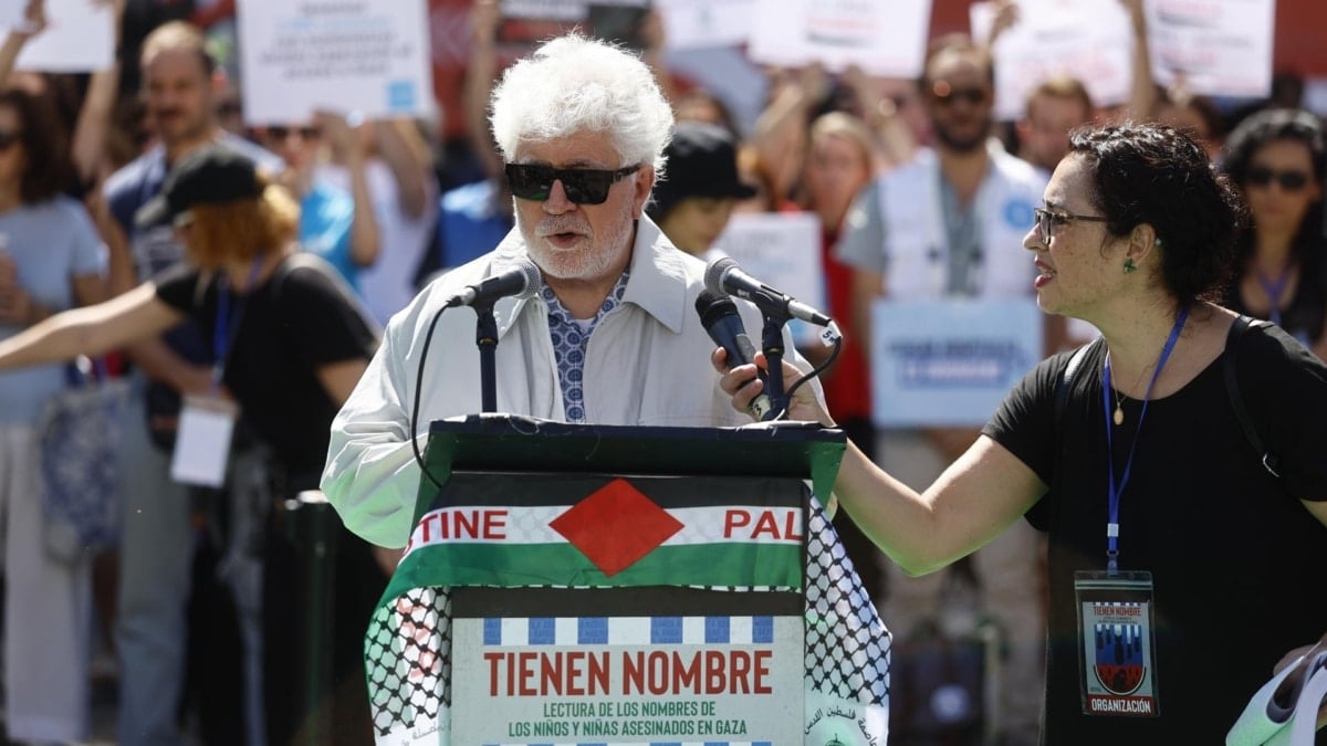 El director de cine Pedro Almodóvar, este lunes en la Puerta del Sol.