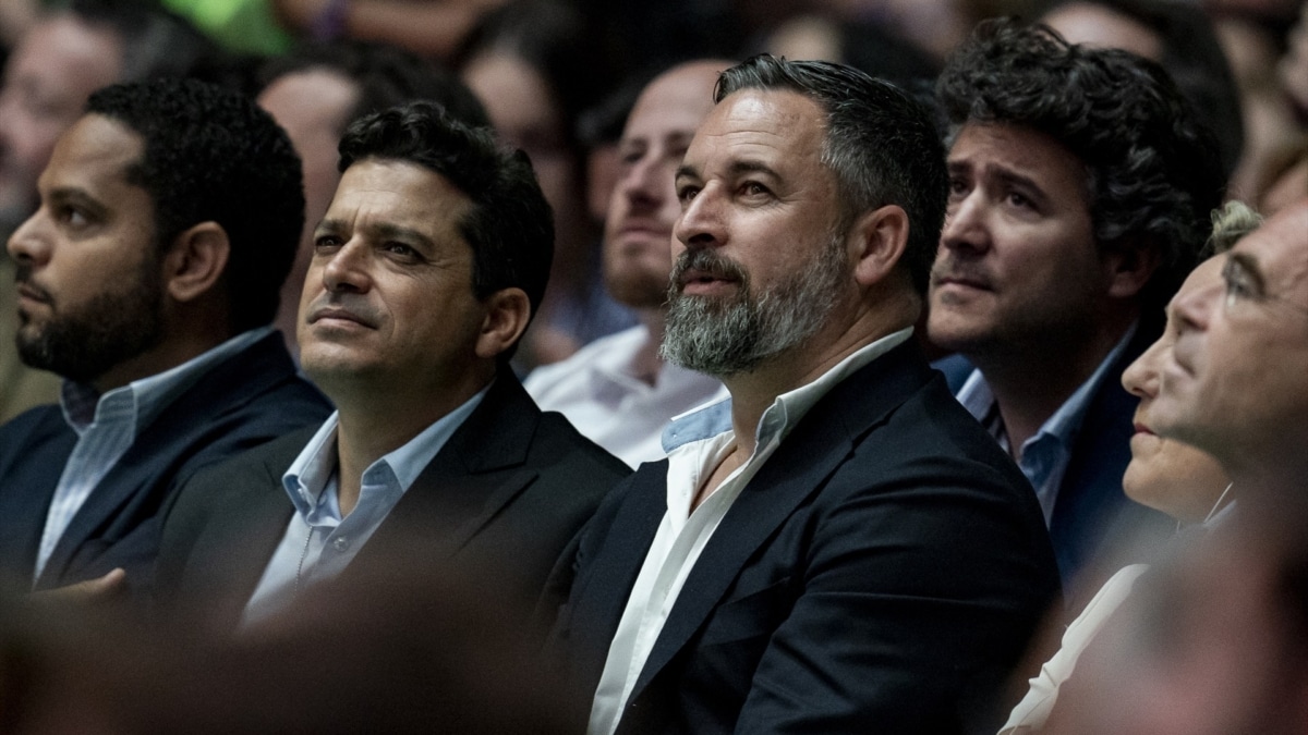 El ministro de Asuntos de la Diáspora de Israel, Amichai Chikli (i), y el presidente de Vox, Santiago Abascal, en el VIVA24 de mayo del año pasado en el Palacio de Vistalegre (Madrid)