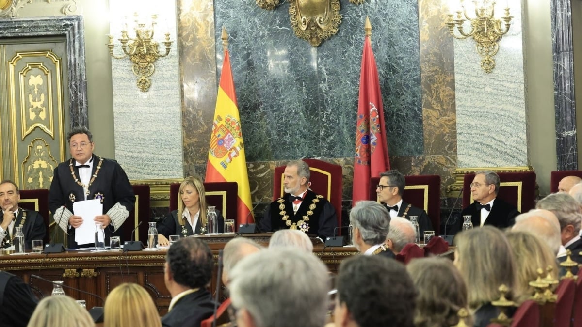 Génova acusa a Sánchez de "insultar" al Rey  por obligarle a posar con el procesado fiscal general