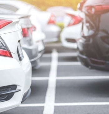 Por qué nunca debes aparcar el coche con las ruedas giradas