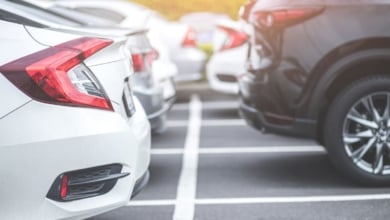 Por qué nunca debes aparcar el coche con las ruedas giradas