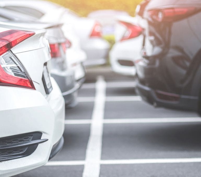 Por qué nunca debes aparcar el coche con las ruedas giradas