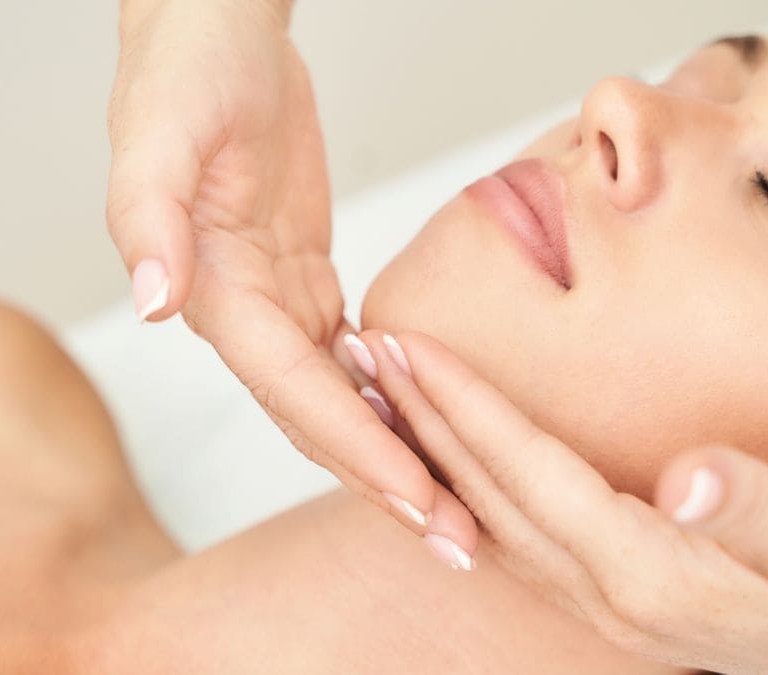 Cómo eliminar las arrugas de la cara usando vinagre de manzana