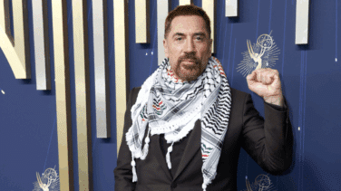 De Zegna y con kufiya, Javier Bardem denuncia al "Estado genocida de Israel" en la alfombra roja de los Emmy