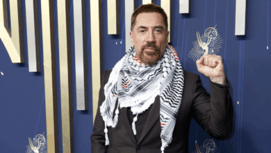 De Zegna y con kufiya, Javier Bardem denuncia al "Estado genocida de Israel" en la alfombra roja de los Emmy