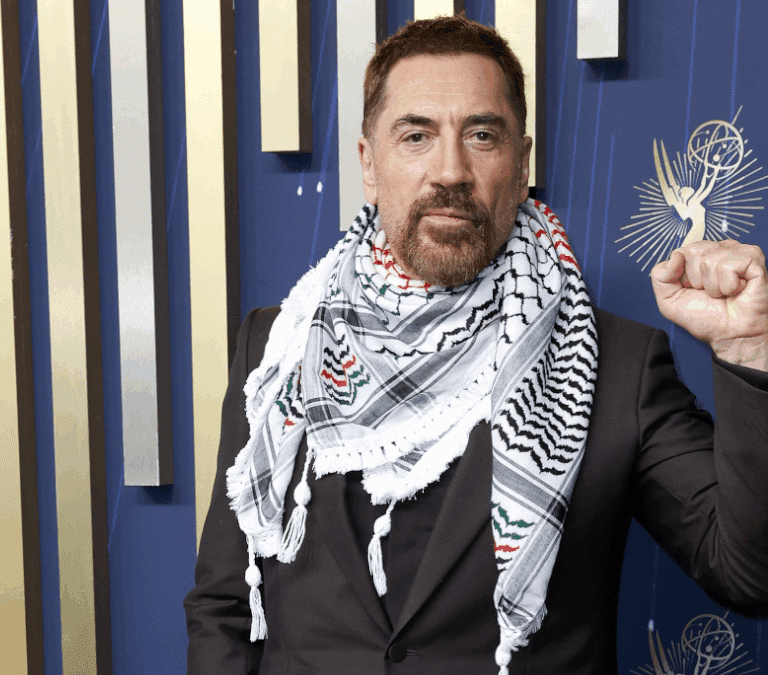 De Zegna y con kufiya, Javier Bardem denuncia al "Estado genocida de Israel" en la alfombra roja de los Emmy