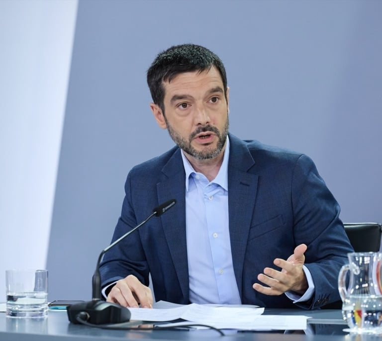 Bustinduy matiza el pacto con Junts: las empresas de atención al cliente solo usarán las lenguas cooficiales allí donde se hablen