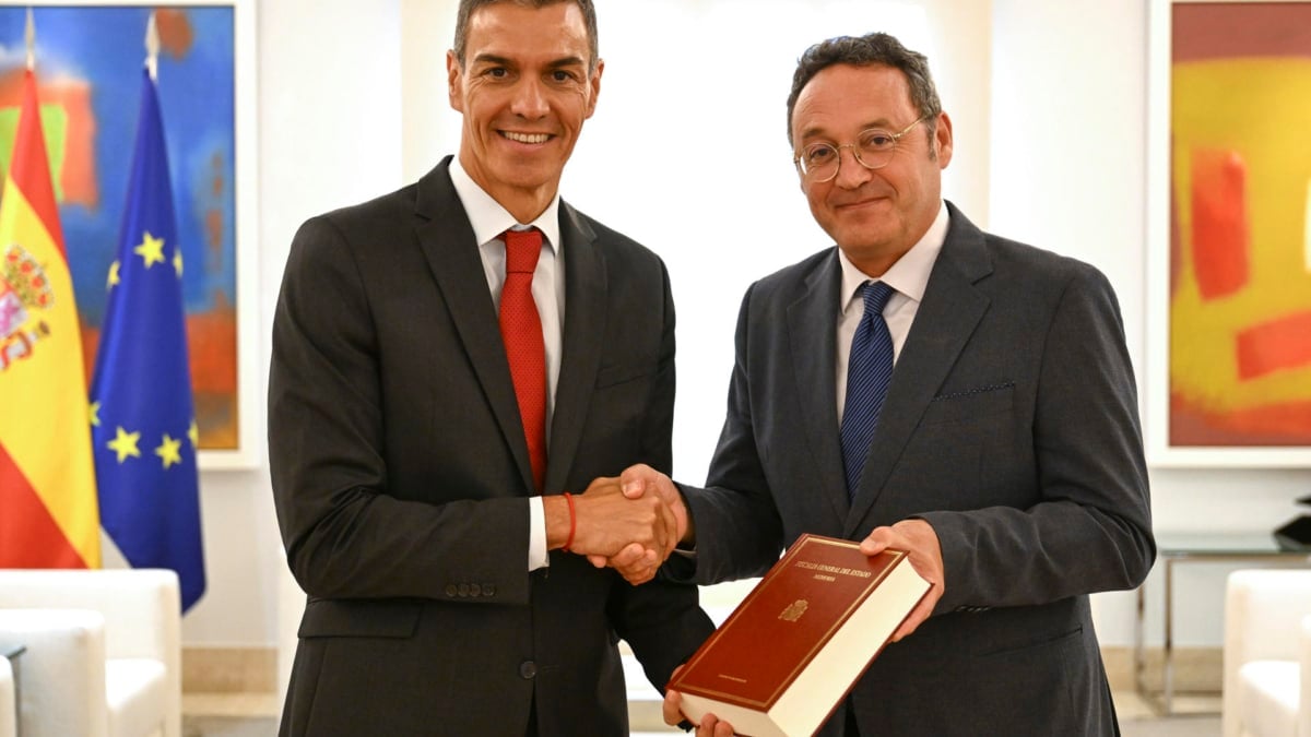 Álvaro García Ortiz entrega la Memoria de la Fiscalía a Pedro Sánchez.