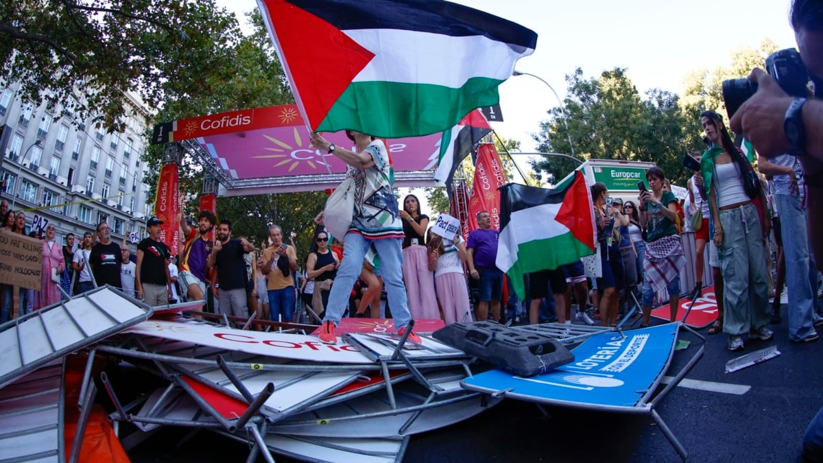 Los manifestantes propalestinos cortan el recorrido de los ciclistas en el Paseo del Prado, este domingo.