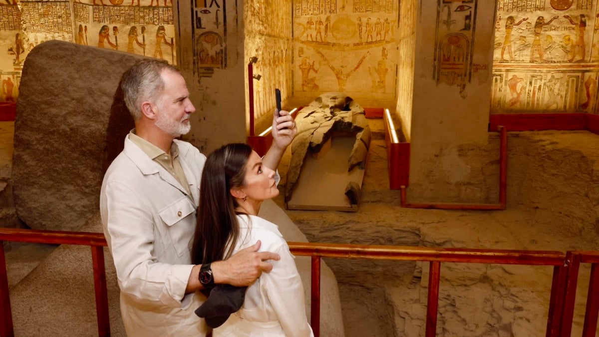 Felipe VI y Letizia visitan la milla de oro del Antiguo Egipto