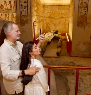 Felipe VI y Letizia visitan la milla de oro del Antiguo Egipto