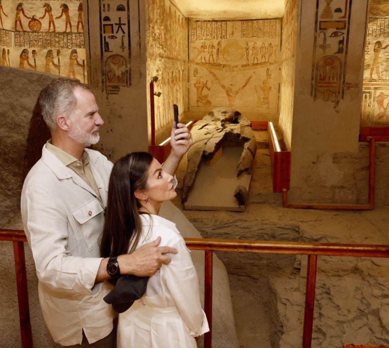 Felipe VI y Letizia visitan la milla de oro del Antiguo Egipto