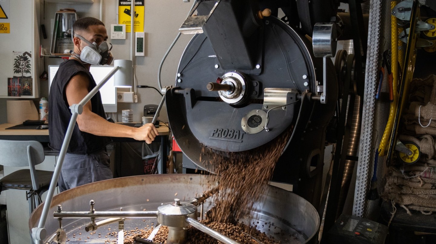 El Toma Café, pionero del café de especialidad en España, cuenta con su propia tostadora en uno de sus locales de Madrid.