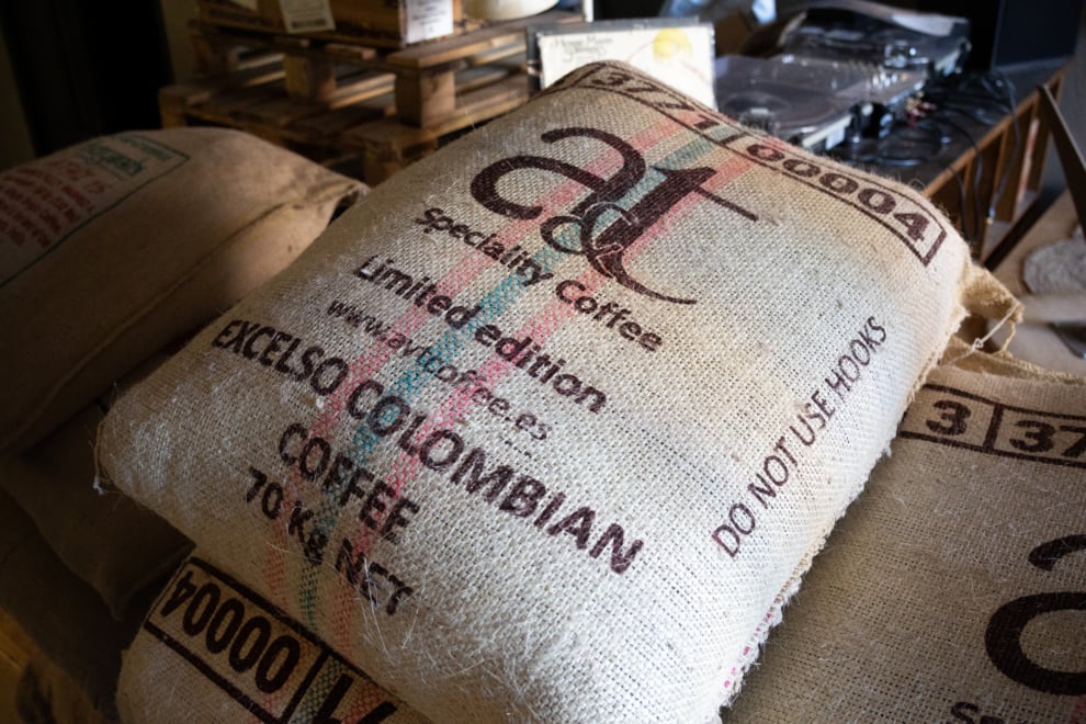 Sacos de café de Colombia que más tarde se tostará y servirá en Toma Café