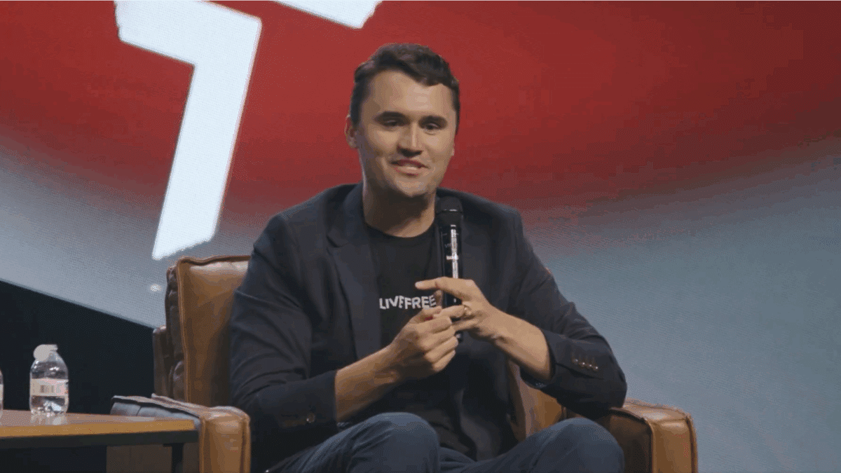 Muere Charlie Kirk, comentarista político y aliado de Trump, tras recibir un disparo en una universidad de EE.UU