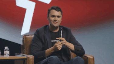 Muere Charlie Kirk, comentarista político y aliado de Trump, tras recibir un disparo en una universidad de EE.UU