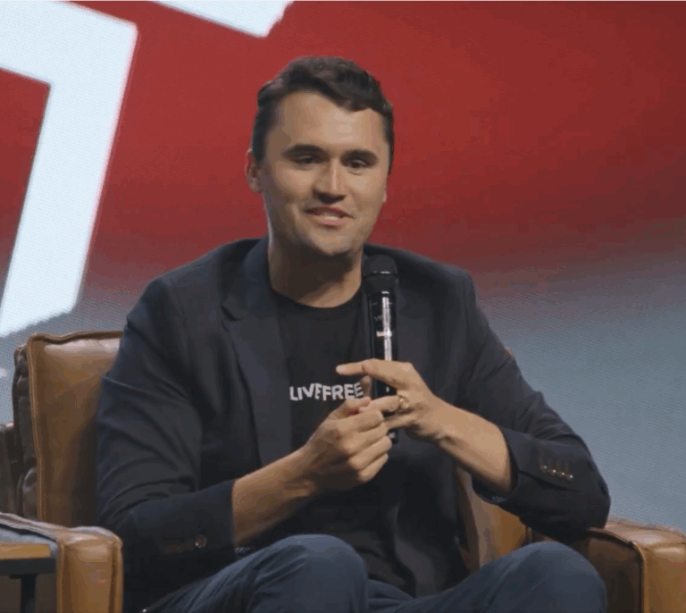 Muere Charlie Kirk, comentarista político y aliado de Trump, tras recibir un disparo en una universidad de EE.UU