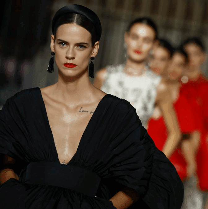 La primavera madrileña de Carolina Herrera revienta en la Plaza Mayor