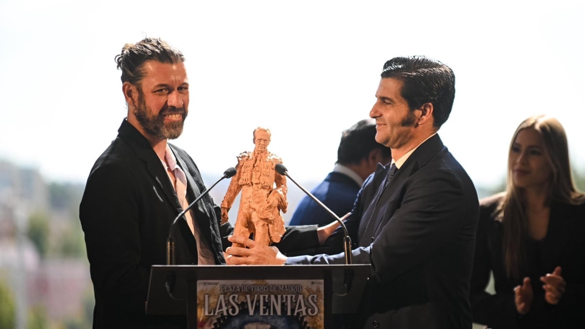 Morante y el escultor Martín Lagares con el molde de la escultura de Antoñete.