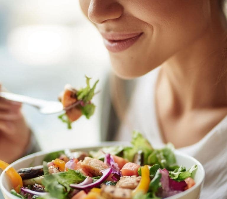 Por qué se dispara el cortisol y cómo puedes reducirlo con la comida