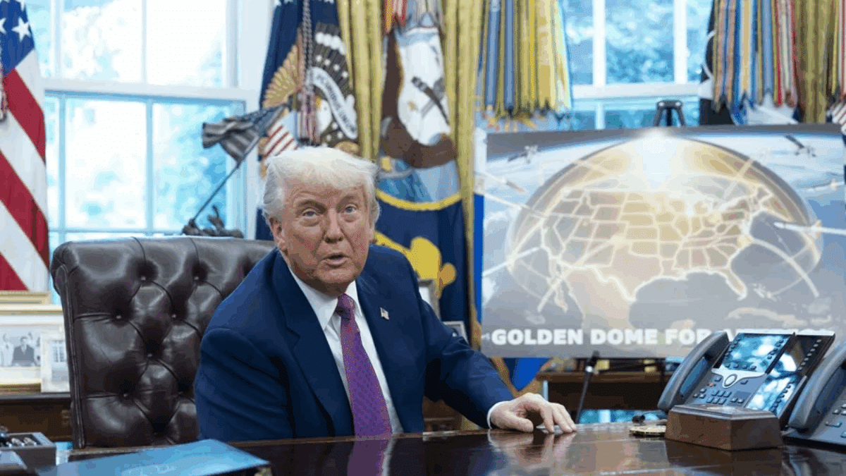 El presidente de Estados Unidos, Donald Trump, presenta su "cúpula dorada", este 20 de mayo de 2025, en la Casa Blanca en Washington.
