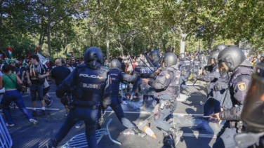 Golpes en la cabeza, dedos rotos, luxaciones y esguinces: el saldo de lesiones de los policías en las protestas de La Vuelta