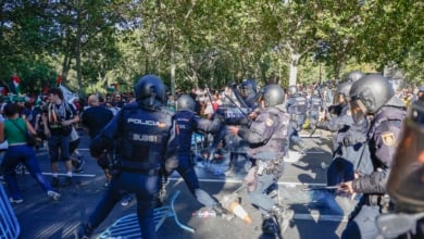 Golpes en la cabeza, dedos rotos, luxaciones y esguinces: el saldo de lesiones de los policías en las protestas de La Vuelta