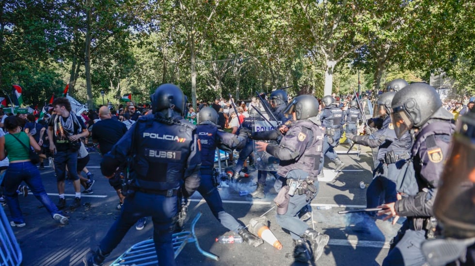Golpes en la cabeza, dedos rotos, luxaciones y esguinces: el saldo de lesiones de los policías en las protestas de La Vuelta