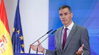 Moncloa cree que la reunión de Illa con Puigdemont facilita los Presupuestos, pero no los asegura