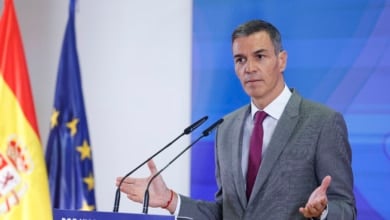 Moncloa cree que la reunión de Illa con Puigdemont facilita los Presupuestos, pero no los asegura