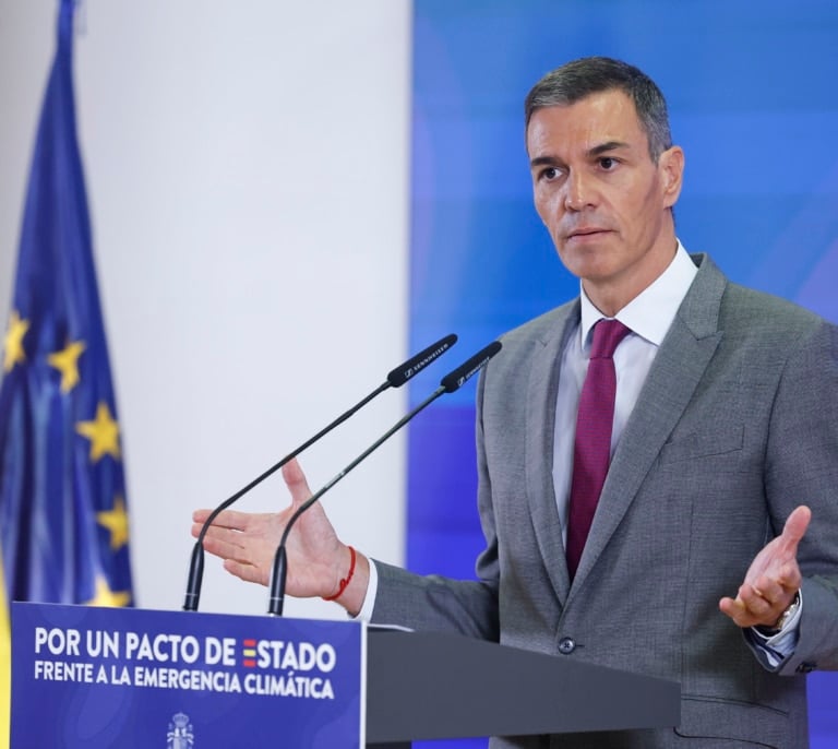 Moncloa cree que la reunión de Illa con Puigdemont facilita los Presupuestos, pero no los asegura