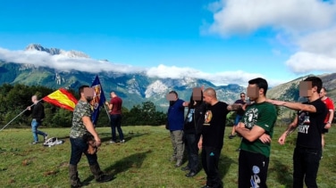 Combate cuerpo a cuerpo y juramento de la espada frente al fuego: así es la universidad de verano de Democracia Nacional
