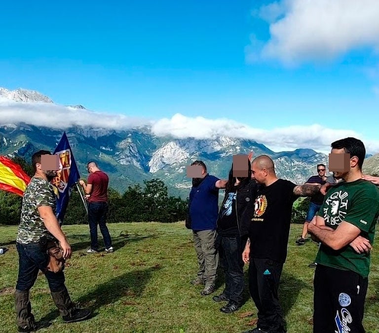 Combate cuerpo a cuerpo y juramento de la espada frente al fuego: así es la universidad de verano de Democracia Nacional