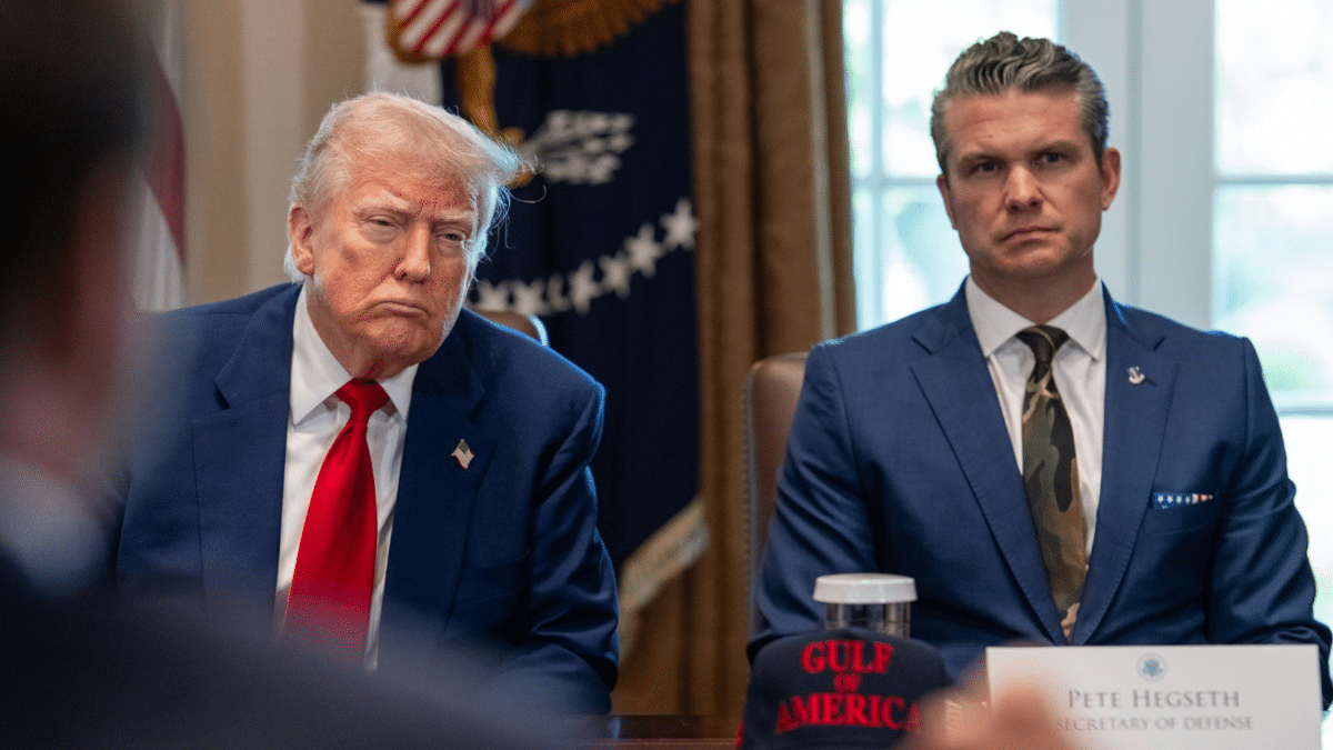 Donald Trump y el secretario de Defensa Pete Hegseth en la Casa Blanca el pasado 30 de abril.