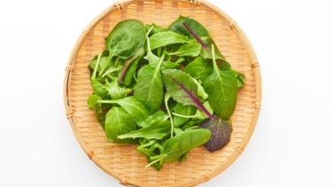 Lo estás haciendo mal: esta es la forma correcta de desinfectar espinacas y acelgas