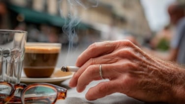 La distancia mínima que debes guardar para que no te afecte el humo del tabaco