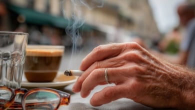 La distancia mínima que debes guardar para que no te afecte el humo del tabaco